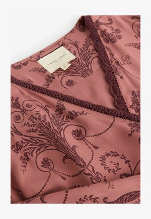 Top in tessuto color rosa con motivo floreale in bordeaux scuro, con un delicato bordo di pizzo lungo il colletto e un'etichetta con la scritta "Laura Ashley."