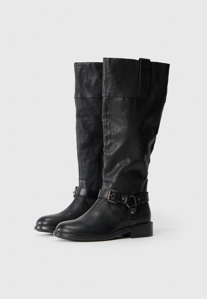 Schwarze Lederstiefel in Knielänge mit glatter Oberfläche, gefaltetem Schaft und silbernem Schnallendetail. Verfügt über einen niedrigen, stabilen Absatz und eine runde Zehenform.