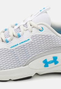 Under Armour DYNAMIC SELECT - Chaussures fitness - white/metallic silver/capri