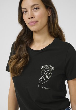 T-shirt en coton noir avec un graphisme de main tenant un cœur, accompagné du texte "Plus forts ensemble" en blanc au-dessus. Texture lisse, design à col rond.