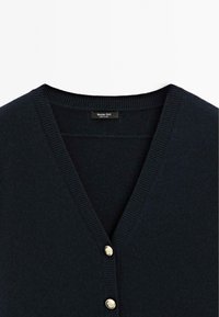 Navy-Pullover aus Wolle mit V-Ausschnitt, gerippten Bündchen und drei goldfarbenen Knöpfen an der Vorderseite, mit einem Etikett mit der Aufschrift "Massimo Dutti."