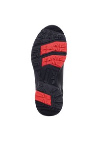 Musta kumipohja punaisilla pidon napeilla; siinä on karkea pinta pidon parantamiseksi, suunniteltu kestävyys ja vakaus eri maastoissa.