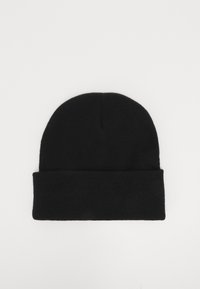 Czarna czapka typu beanie wykonana z dzianiny, z zagiętym mankietem u dołu, o zaokrąglonym szczycie i gładkiej teksturze.