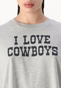 Vero Moda VMMETTE COWBOY - Marškinėliai su spaudiniu - light grey