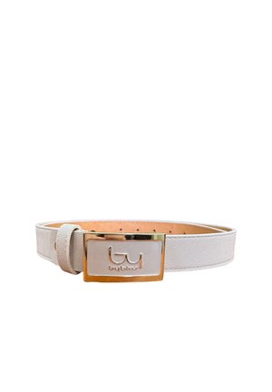 Cintura beige texturizzata con fibbia rettangolare dorata con logo in rilievo e piccolo nome del marchio su sfondo bianco.