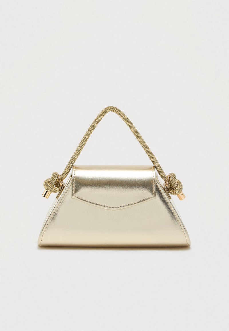 Fémes arany kézitáska háromszög alakú, texturált felülettel és fonott arany fogantyúval, amelyen csomó részlet található. Az elülső részen egy csúszó zseb található.