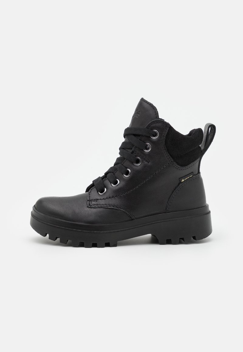 Bottines en cuir noir avec un dessus texturé, bout rond, six œillets, semelle en caoutchouc épaisse et tirette à l'arrière pour un enfilage facile.