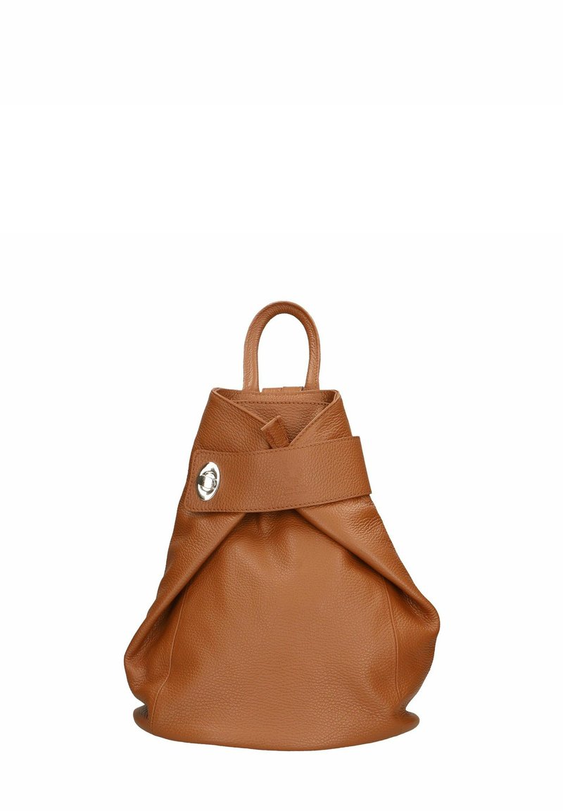 Bolso de mano de cuero marrón con un diseño desenfadado, que cuenta con un asa superior y un acento de metal plateado en la banda. Acabado suave y texturizado.