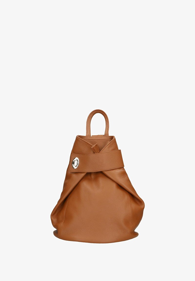 Bolso de mano de cuero marrón con un diseño desenfadado, que cuenta con un asa superior y un acento de metal plateado en la banda. Acabado suave y texturizado.