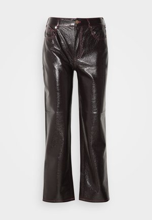 Glanzende donkere bordeaux brede jeans met een glanzende afwerking, contrasterende roze steken, een voorzak en een knoopsluiting bij de taille.