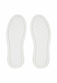 Suole di scarpe in gomma bianca con un motivo testurizzato e bordi rialzati, caratterizzate da un sottile contorno grigio e una finitura liscia per una migliore aderenza.