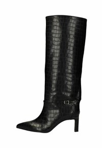 Zwart leren laarzen tot de knie met een krokodillenpatroon, spitse neus en een slanke hak. Voorzien van een klein riempje met een zilveren gespdetail.