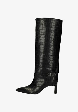 Zwart leren laarzen tot de knie met een krokodillenpatroon, spitse neus en een slanke hak. Voorzien van een klein riempje met een zilveren gespdetail.