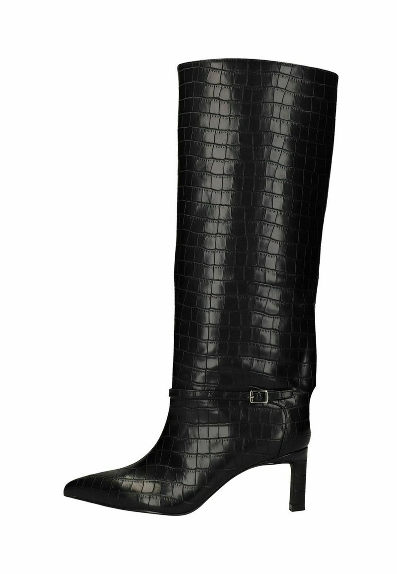 Zwart leren laarzen tot de knie met een krokodillenpatroon, spitse neus en een slanke hak. Voorzien van een klein riempje met een zilveren gespdetail.
