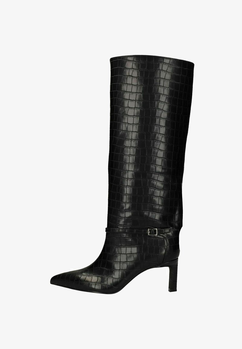 Zwart leren laarzen tot de knie met een krokodillenpatroon, spitse neus en een slanke hak. Voorzien van een klein riempje met een zilveren gespdetail.