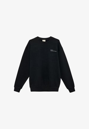 Schwarzer Pullover aus Baumwollmischung mit rundem Ausschnitt, langen Ärmeln und einem kleinen weißen Textlogo auf der Brust. Glatte Textur.