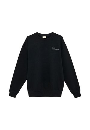 Zwarte sweater met ronde hals en lange mouwen, met kleine witte tekst "HALO 198619721981" op de linker bovenborst.