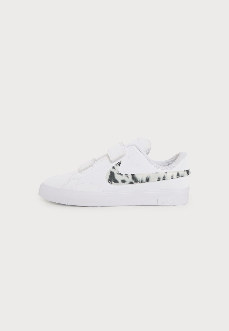 Λευκό sneaker χαμηλού προφίλ με μαύρο και λευκό μαρμαροειδές λογότυπο Nike, ιμάντες με βέλκρο και επίπεδη λευκή σόλα, εμφανίζεται από την εξωτερική πλευρά.