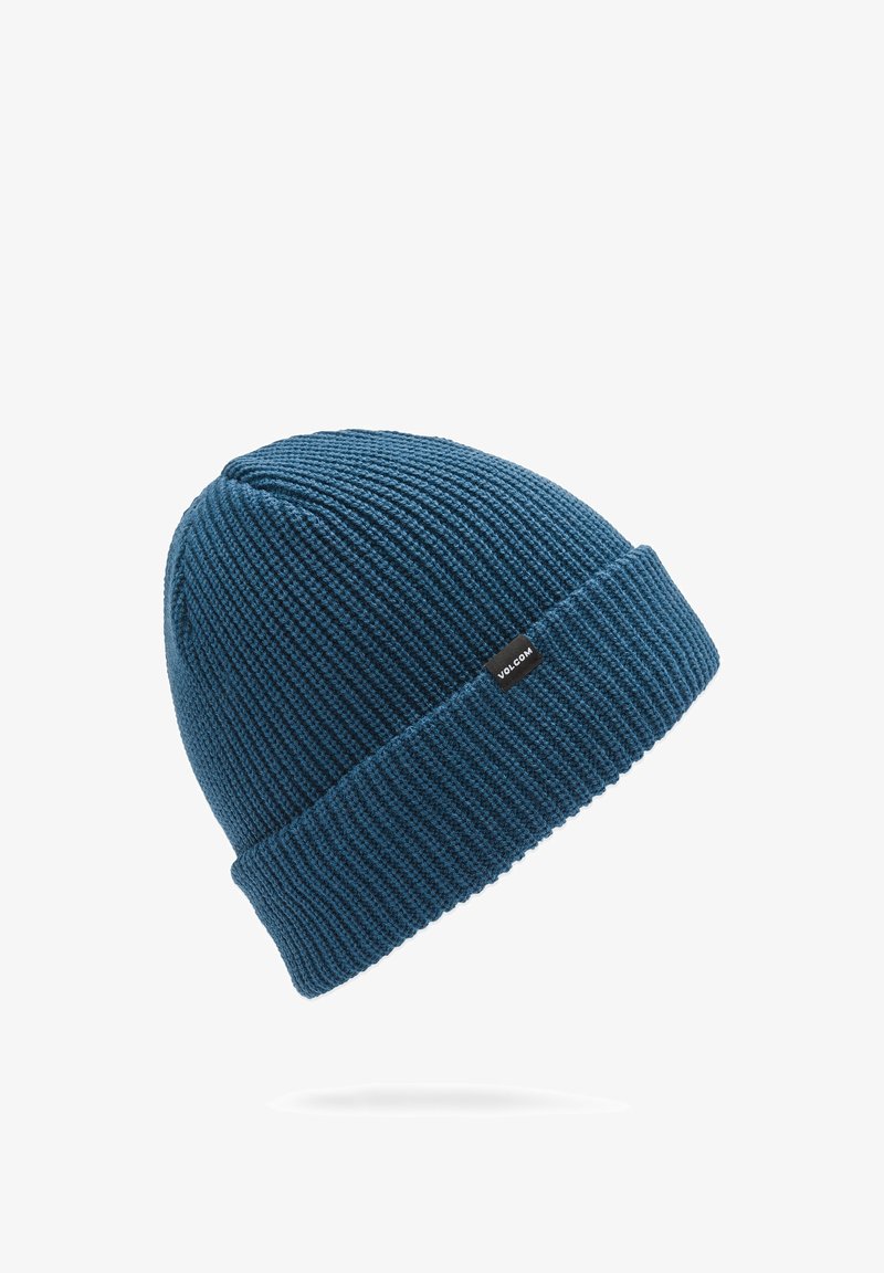 Berretto a maglia blu con texture a costine e risvolto. Presenta un piccolo etichetta nera con il nome del marchio "VOLCOM."