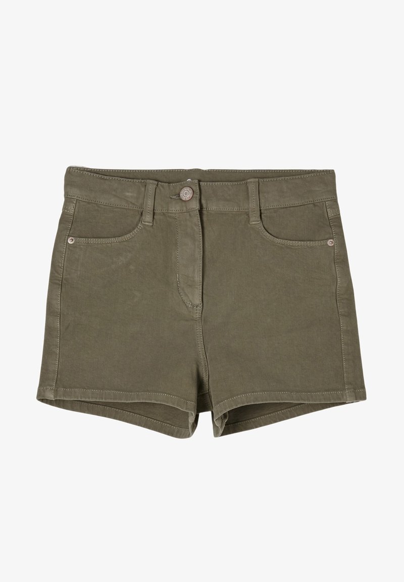 Shorts en coton vert olive, dotés d'une fermeture à bouton, d'un passant pour ceinture et de poches avant. Texture lisse avec un design décontracté et ajusté.