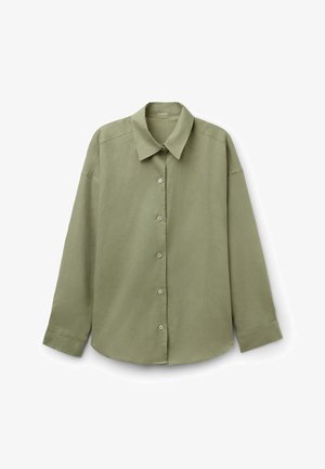 Chemise boutonnée à manches longues de couleur vert olive avec col, coupe ample et ourlet arrondi, étalée à plat sur un fond blanc.