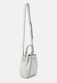 Witte leren handtas met een gestructureerde vorm, contrasterende zwarte rand, bovenhandvat en verstelbare schouderriem. Voorzien van gouden accenten in het beslag.