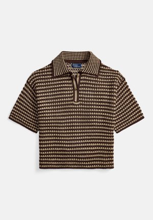 Polo de punto de manga corta a rayas marrones y beige, con cuello y tapeta con botones, extendido sobre un fondo blanco.