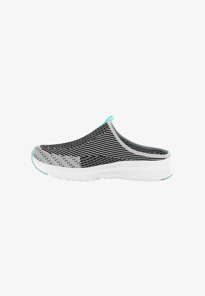 Chaussure slip-on avec une tige tricotée texturée noire et blanche, des accents bleu clair et une semelle blanche rembourrée. Design bas profil.