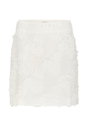 Mini-jupe blanche avec application florale texturée et bords effilochés, présentant une silhouette droite et une taille haute.