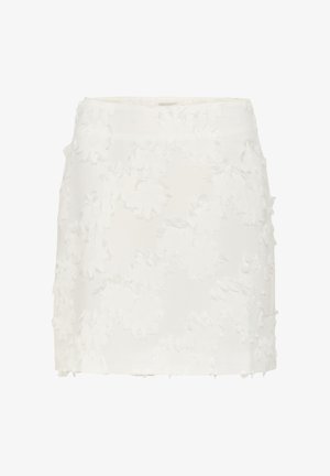 Biała mini spódnica z teksturowanymi aplikacjami kwiatowymi i postrzępionymi krawędziami, o prostym kroju i wysokim stanie.