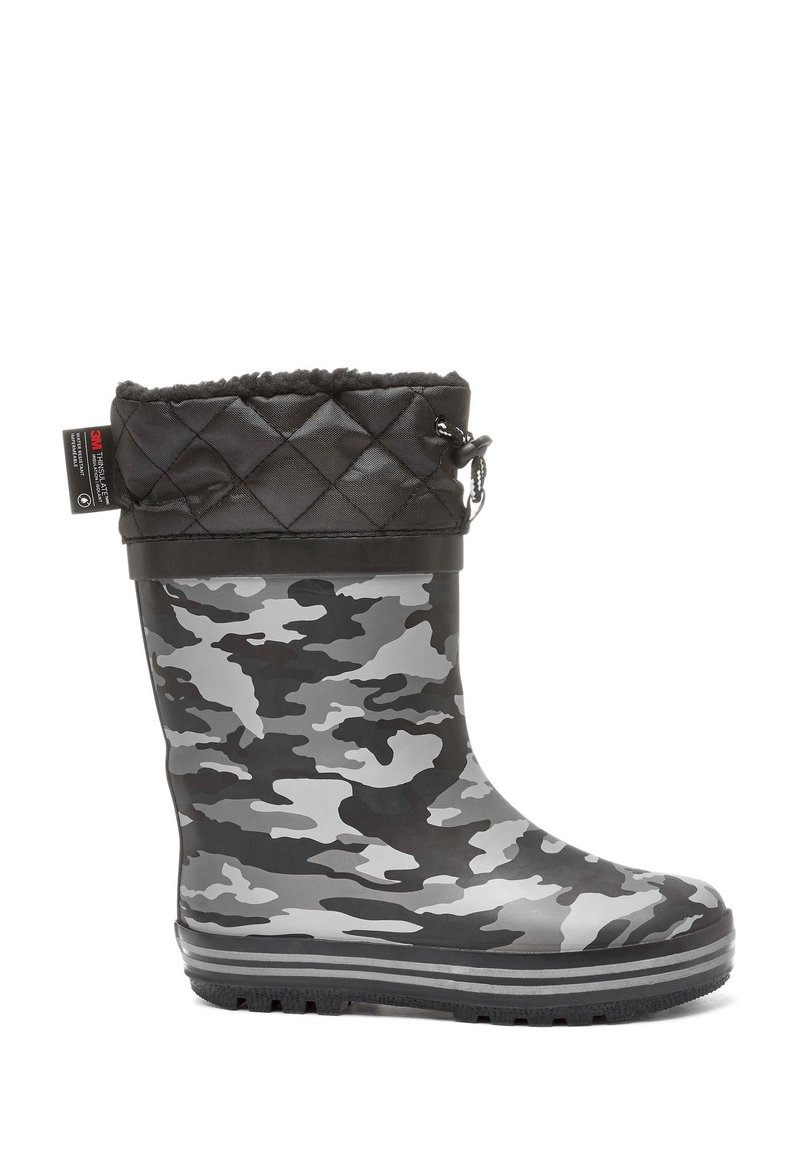 Botte de pluie en caoutchouc avec un motif camouflage noir et gris, un upper noir matelassé avec un cordon de serrage, et une semelle noire texturée.