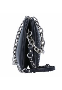 Borsa a tracolla in pelle nera con dettagli in catena argentata e borchie. Presenta una superficie texture e un design a doppio scomparto.