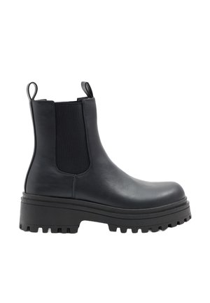 Botas de tobillo de piel negra con paneles laterales elásticos, suela de goma gruesa con tacos y lengüetas en la parte trasera para facilitar el calzado.