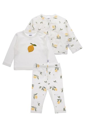 Weißes Baby-Dreiteiler-Set mit Zitronen- und Blättermuster, bestehend aus einem Langarmshirt mit Zitronenapplikation, einem geknöpften Cardigan und einer Hose mit elastischem Bund.