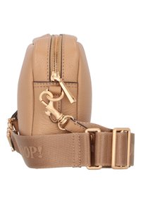 Bolso cruzado de cuero marrón con herrajes dorados, cierre de cremallera y correa ajustable con detalles del logo. Forma compacta y rectangular.