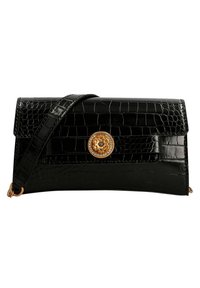 Bolso de mano negro con estampado de cocodrilo y una textura suave, con un cierre circular en tono dorado y una correa ajustable.