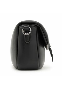 Zwarte leren tas met een ronde vorm, voorzien van een zilverkleurige hardware ring en een gestructureerd oppervlak, ontworpen voor zij- of crossbody gebruik.
