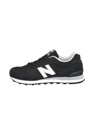 Zapatilla New Balance en blanco y negro con tejido de malla, diseño con cordones y suela texturizada vista desde un lateral.