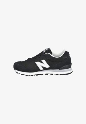 Zapatilla New Balance en blanco y negro con tejido de malla, diseño con cordones y suela texturizada vista desde un lateral.
