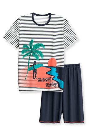 Gestreept shirt met korte mouwen met palmboom, surfer, zonsondergang grafiek en de tekst "sunset surfer" gecombineerd met donkere shorts met elastische taille.