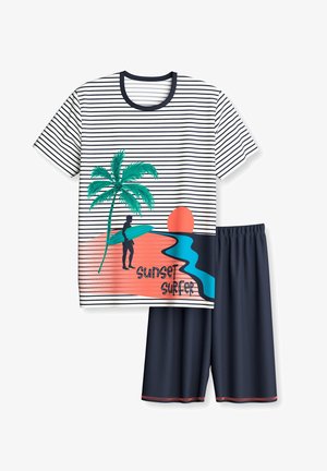 Gestreiftes Kurzarmhemd mit Palme, Surfer, Sonnenuntergangs-Grafik und dem Schriftzug „sunset surfer“ kombiniert mit dunklen Shorts mit elastischem Bund.