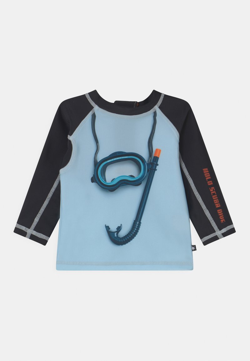 Camisola de natação de manga longa azul clara com um gráfico de óculos de mergulho e um snorkel; detalhes em azul escuro e costuras contrastantes.