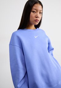 Nike Sportswear CREW - Camisola - royal pulse