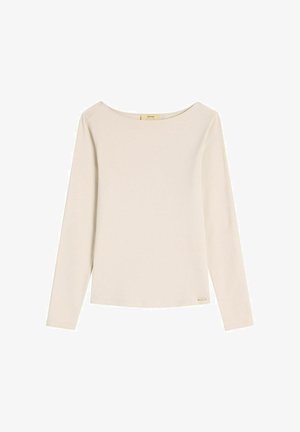 Kremowy damski top z długim rękawem, z dekoltem w łódkę, dopasowanym krojem oraz małą metką z logo marki przy dolnym brzegu.