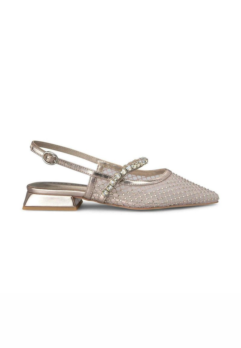 Zapato de tacón bajo tipo slingback en malla metálica en taupe con patrón de puntos, correa decorada con gemas transparentes, puntera afilada.
