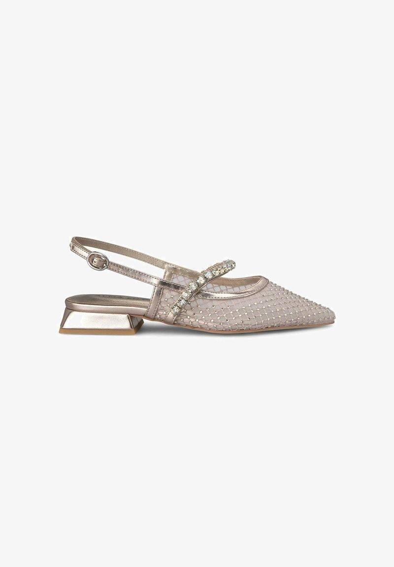 Zapato de tacón bajo tipo slingback en malla metálica en taupe con patrón de puntos, correa decorada con gemas transparentes, puntera afilada.
