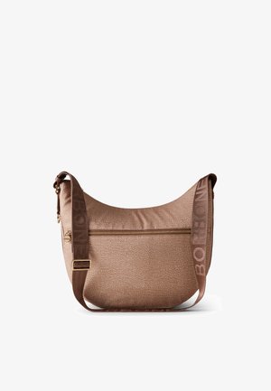 Borsa a tracolla marrone con texture, dotata di una tasca frontale con zip, tracolla regolabile e dettagli con logo sulla tracolla. Morbida forma curva.