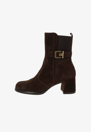 Braune Wildleder-Stiefelette mit runder Zehenpartie, Blockabsatz, elastischen seitlichen Einsätzen und einer dekorativen Gürtelschnalle am Knöchel.