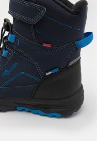 Dunkelblaue Wanderschuhe mit schwarzen Akzenten, Aqua Proof-Label und blauen Nähten. Ausgestattet mit einem gepolsterten Kragen und einer strukturierten Gummisohle.