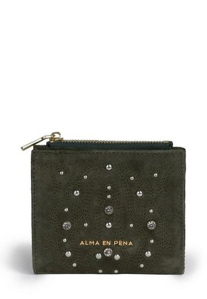 Cartera de ante verde oscuro con tachuelas plateadas decorativas y bordado. Presenta un cierre con cremallera y nombre de la marca en relieve en dorado.